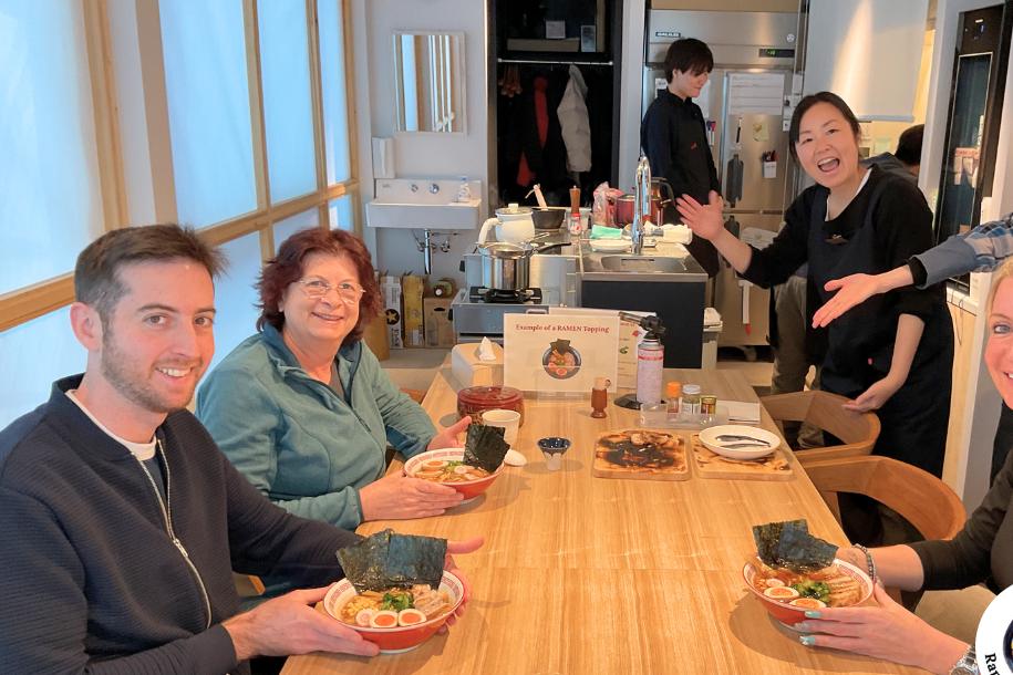 ラーメンを楽しむゲストに手を振るキャスト