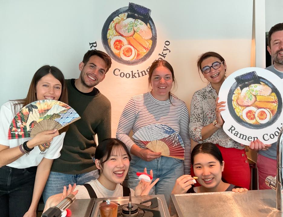 うちわと店のロゴを持って集まるキャストとゲスト
